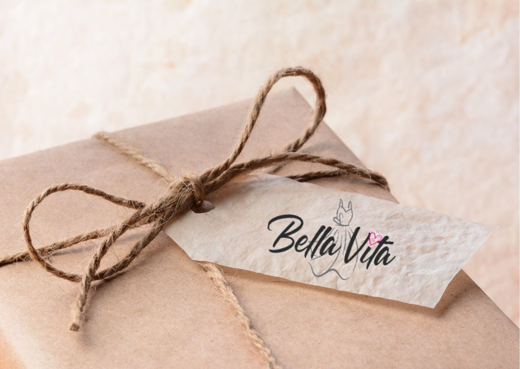 Stilvoll verpackter Geschenkgutschein von Bella Vita – mit liebevoller Schleife und handbeschriftetem Etikett, ideal zum Verschenken von Mode & Lifestyle.
