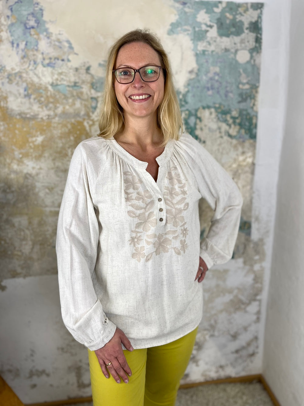Leinenbluse mit Stickerei, beige