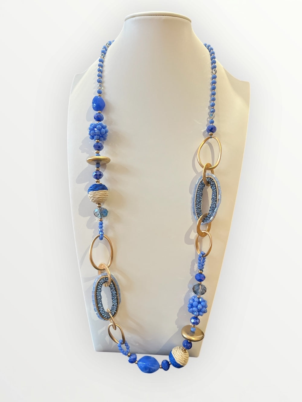 Halskette mit Ziersteinen und Metallelementen, blau-goldfarben