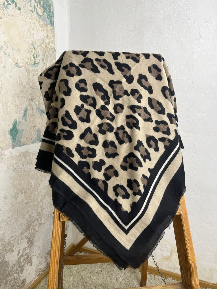 Schal im Leomuster, schwarz-beige