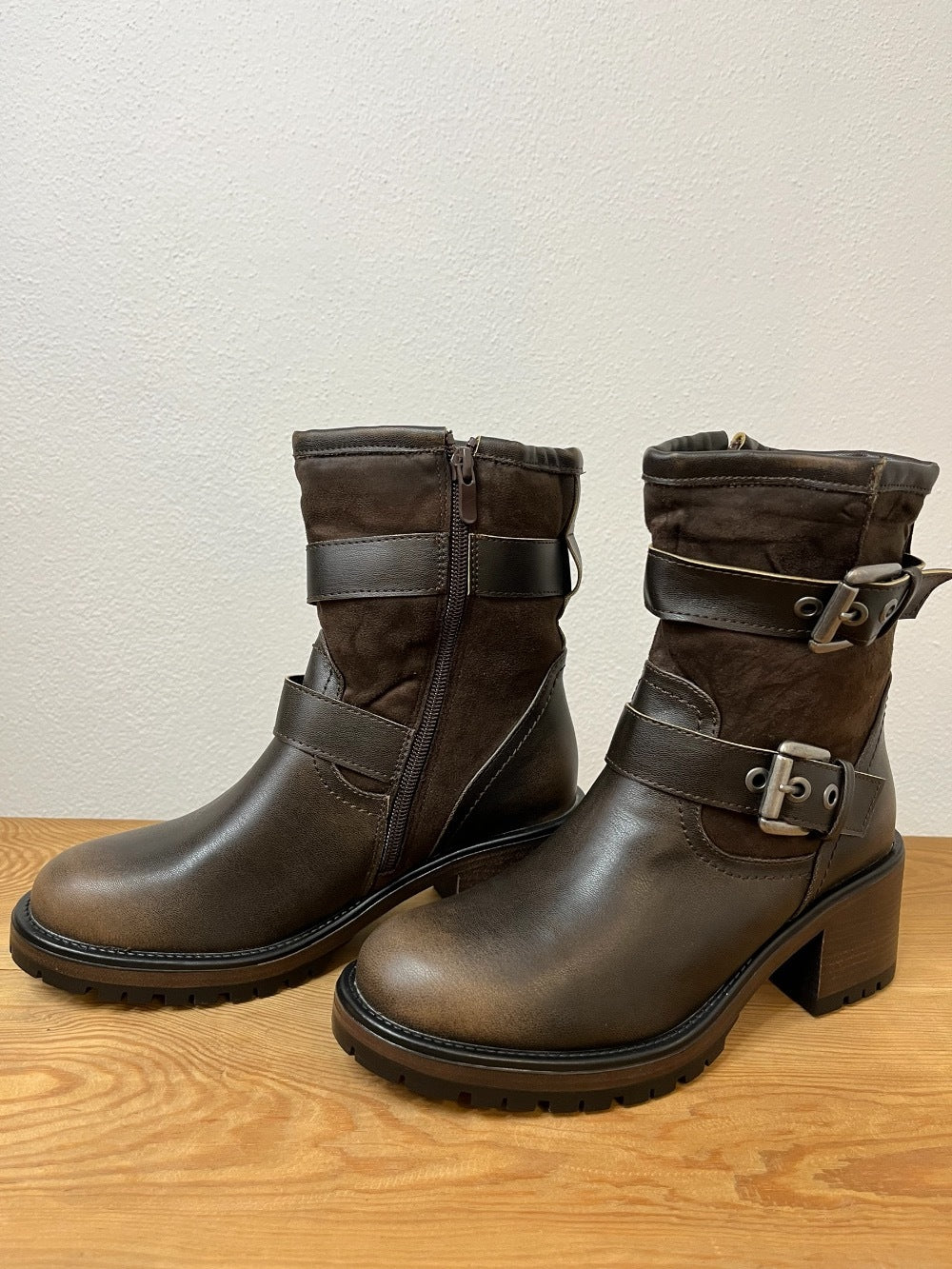 Boots mit Zierschließen, braun