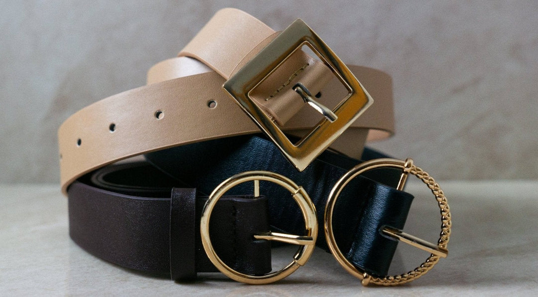 Stilvolle Gürtel in verschiedenen Farben mit goldenen Schnallen – elegante Accessoires für jeden Look bei Bella Vita – Mode & Lifestyle.