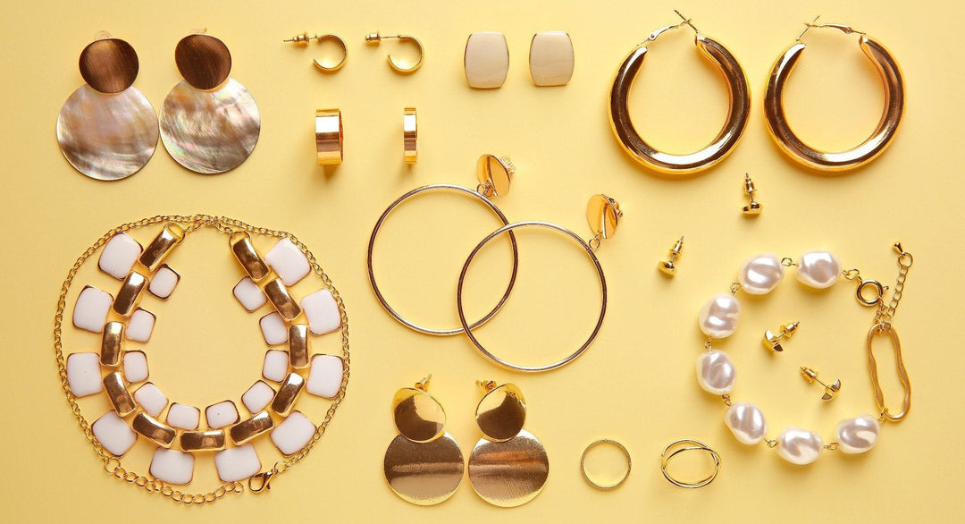 Stilvoller Modeschmuck in Goldoptik mit Perlen, Creolen, Statement-Ohrringen und Ketten – elegante Accessoires für jeden Anlass bei Bella Vita – Mode & Lifestyle.