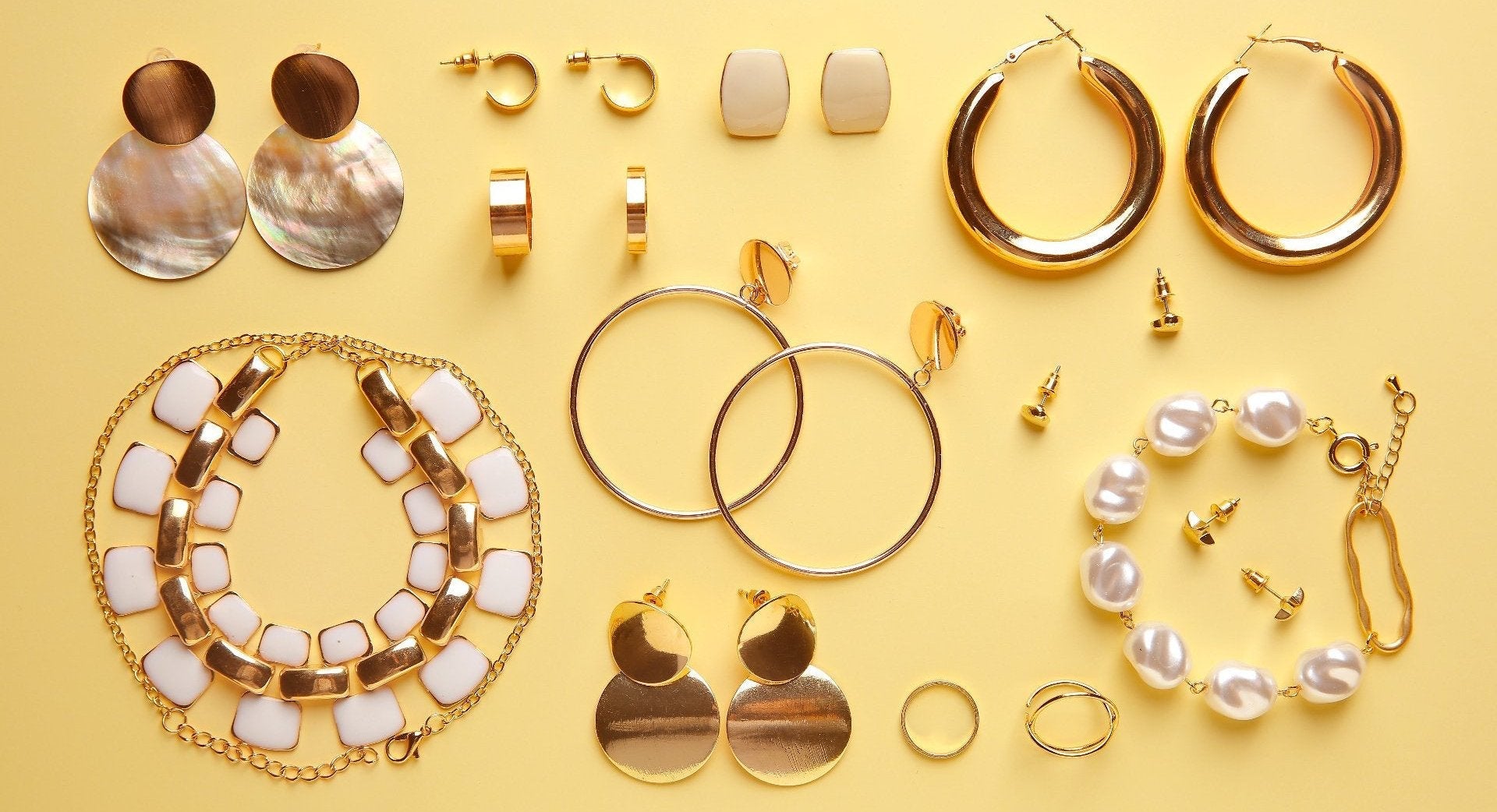 Stilvoller Modeschmuck in Goldoptik mit Perlen, Creolen, Statement-Ohrringen und Ketten – elegante Accessoires für jeden Anlass bei Bella Vita – Mode & Lifestyle.