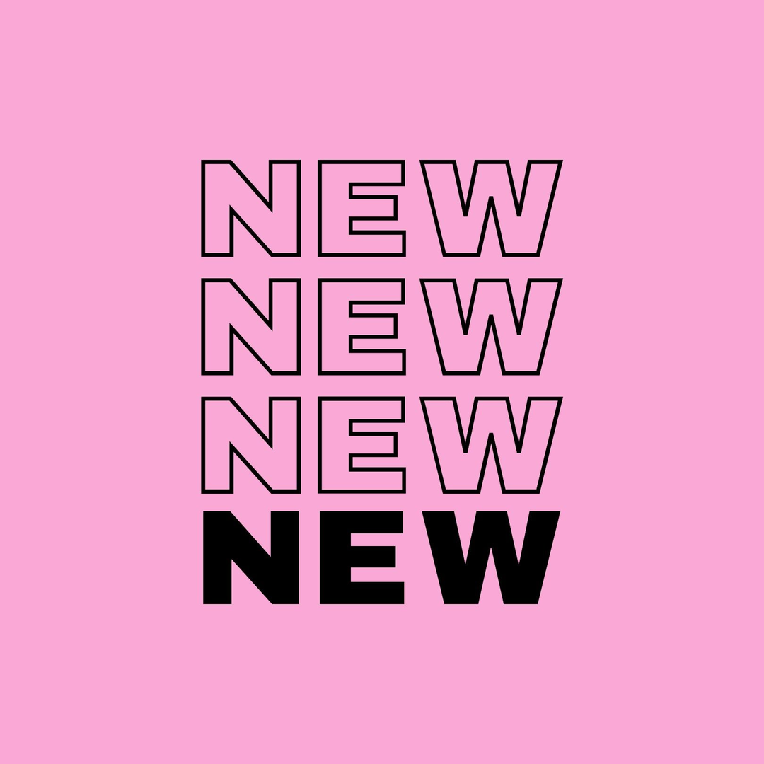 Rosa Grafik mit dem Schriftzug „NEW“ – Titelbild der Kategorie Neuheiten im Bella Vita Onlineshop für italienische Damenmode.