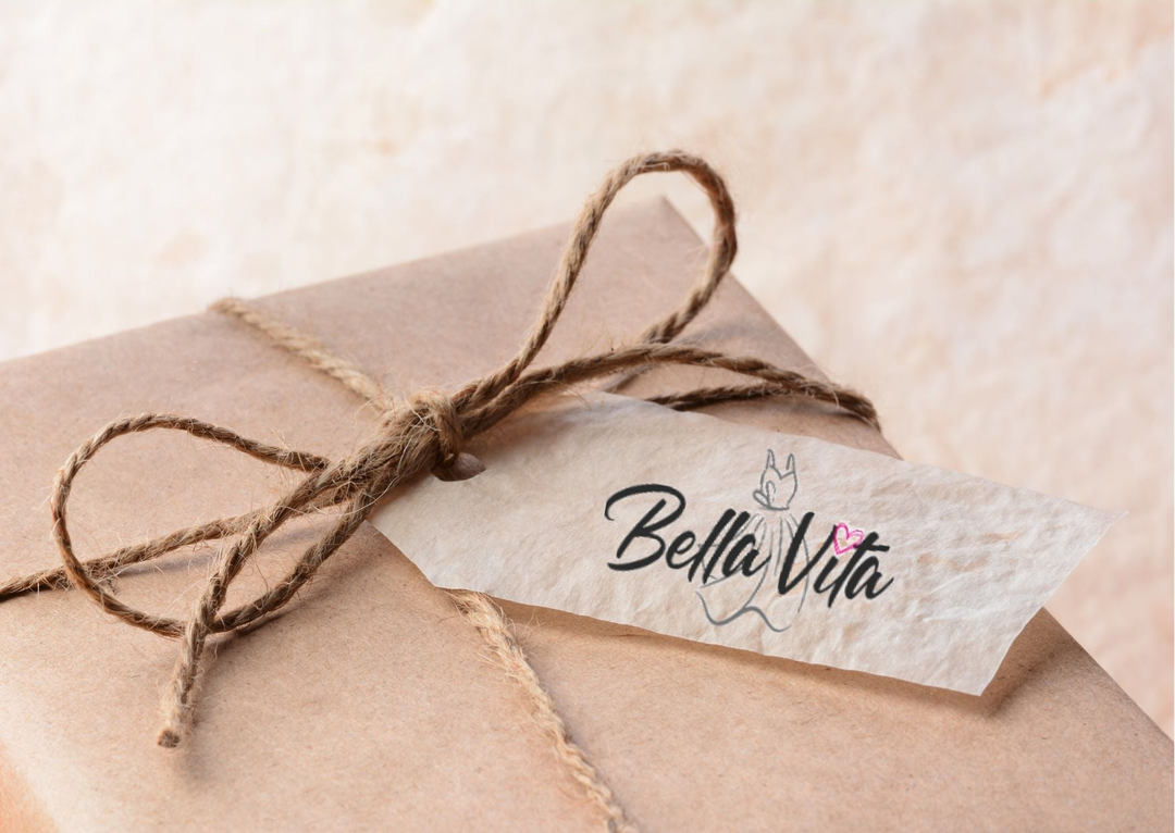 Stilvoll verpackter Geschenkgutschein von Bella Vita – mit liebevoller Schleife und handbeschriftetem Etikett, ideal zum Verschenken von Mode & Lifestyle.
