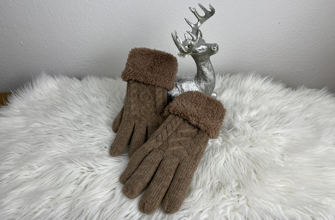Kuschelige, braune Strickhandschuhe mit Zopfmuster und weichem Fleecefutter – stilvolle Winteraccessoires von Bella Vita – Mode & Lifestyle.