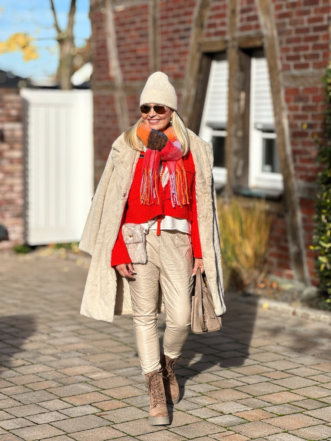 Marta (marti_7447) trägt ihren Lieblingslook aus der Marta’s Lieblinge-Kollektion, ein elegantes Damenoutfit in Beige und Rot von Bella Vita – Mode & Lifestyle.