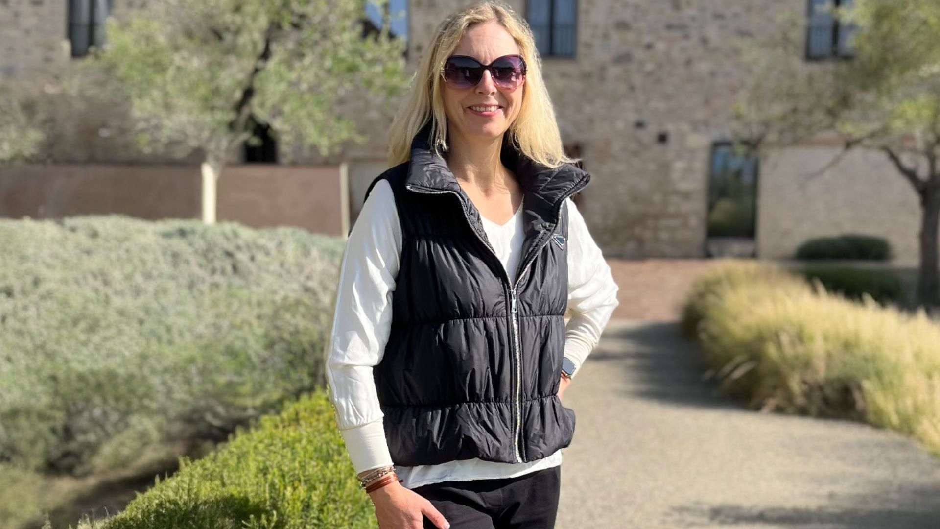 Modische, beige Weste mit Steppdesign – ideal für die Übergangszeit. Kombiniert mit einem langärmeligen Shirt für einen lässigen Look bei Bella Vita – Mode & Lifestyle.