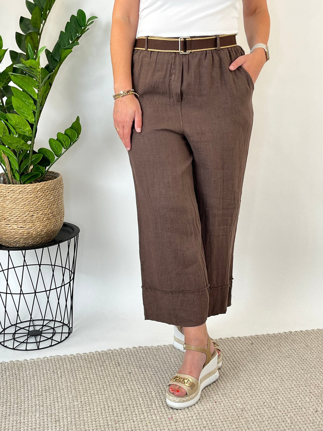 Braune 7/8-Leinenhose mit Aufschlag und elastischem Bund