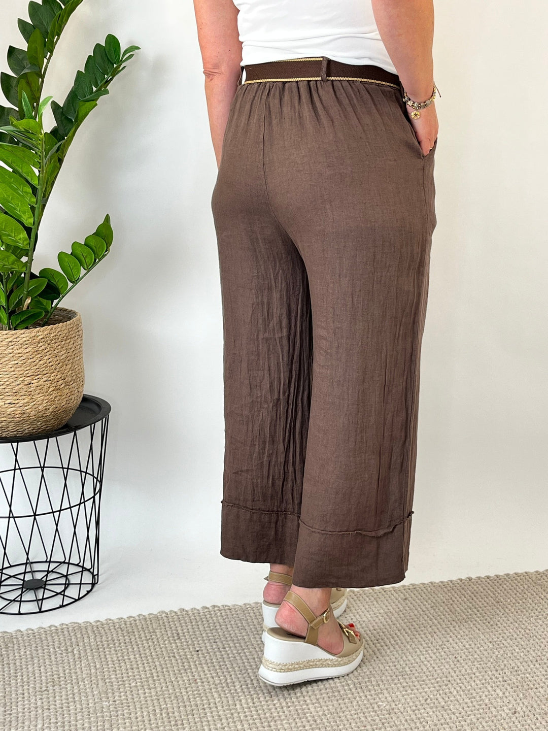 Rückansicht braune 7/8-Hose aus reinem Leinen mit elastischem Bund