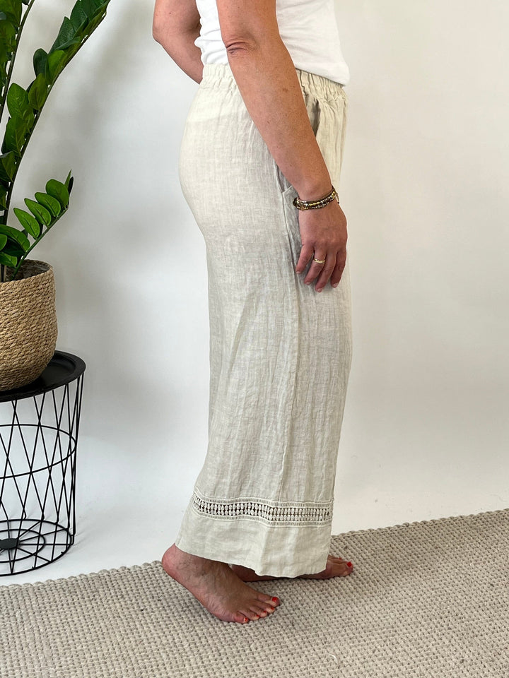 7/8-Leinenhose mit Crochet-Bordüre, beige von Bella Vita - Mode &amp; Lifestyle