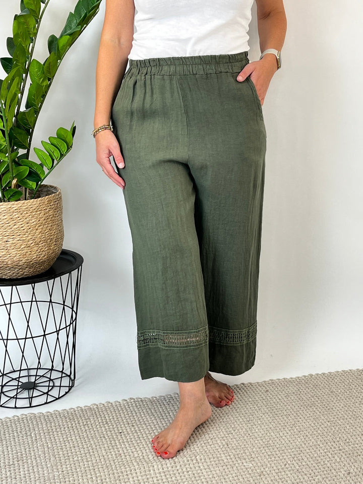 7/8-Leinenhose mit Crochet-Bordüre, khaki von Bella Vita - Mode &amp; Lifestyle