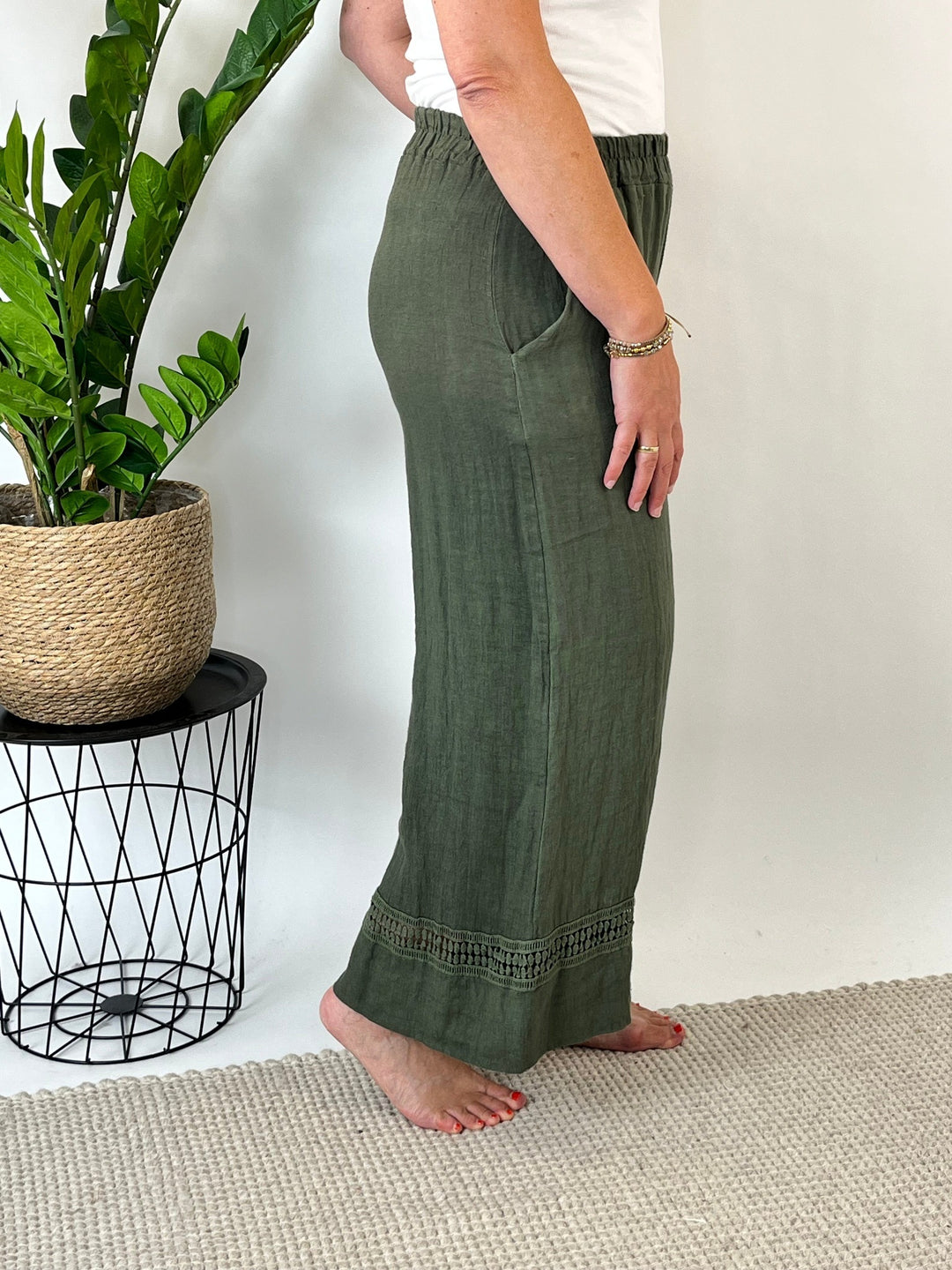 7/8-Leinenhose mit Crochet-Bordüre, khaki von Bella Vita - Mode &amp; Lifestyle
