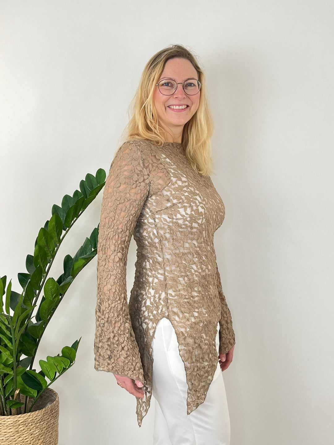 Asymmetrisches Spitzenshirt, taupe von Bella Vita - Mode &amp; Lifestyle