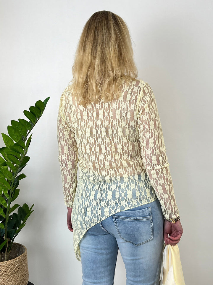 Asymmetrisches Spitzenshirt, vanillegelb von Bella Vita - Mode &amp; Lifestyle
