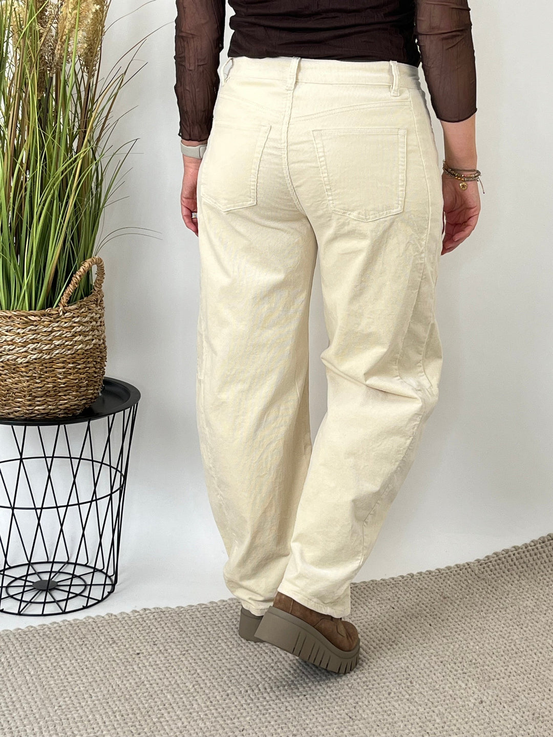 Rückansicht der beige Barrel Cordhose mit zwei hinteren Taschen und charakteristischem Barrel-Schnitt
