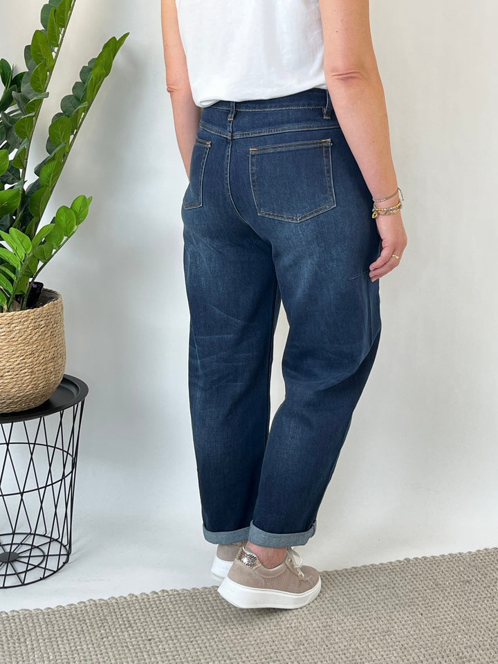 Rückansicht der Barrel Jeans mit Used-Effekten und orangefarbener Steppnaht an den Taschen