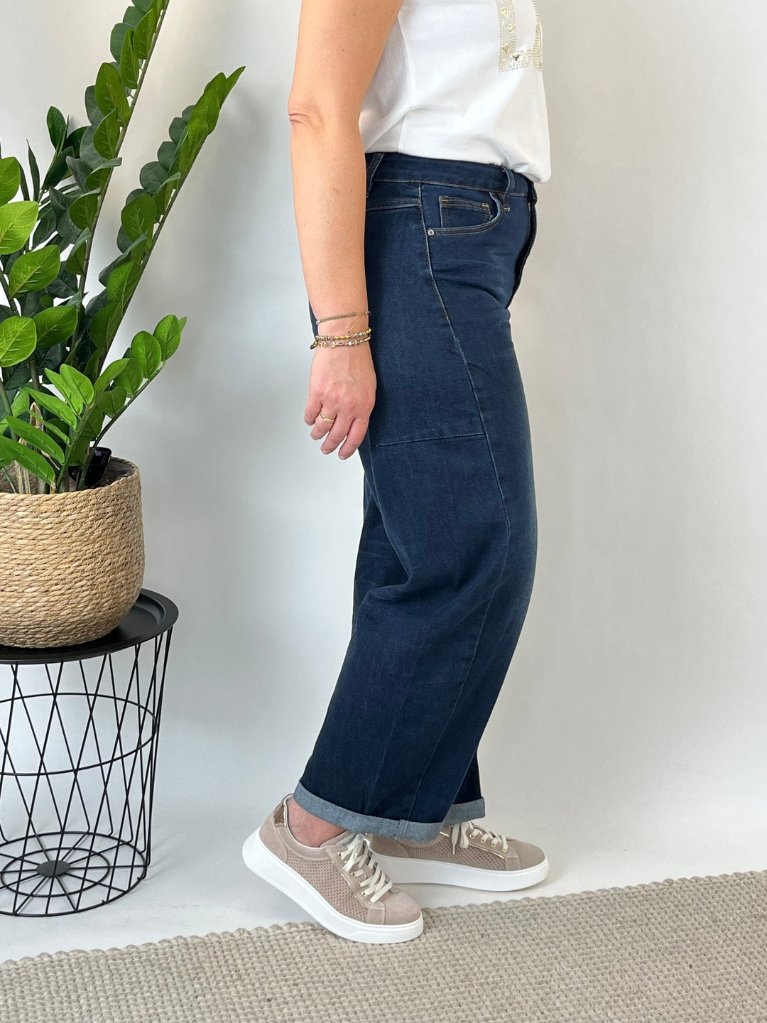 Dunkelblaue Barrel Jeans mit orangefarbenen Kontraststeppnähten und umgeschlagenem Saum