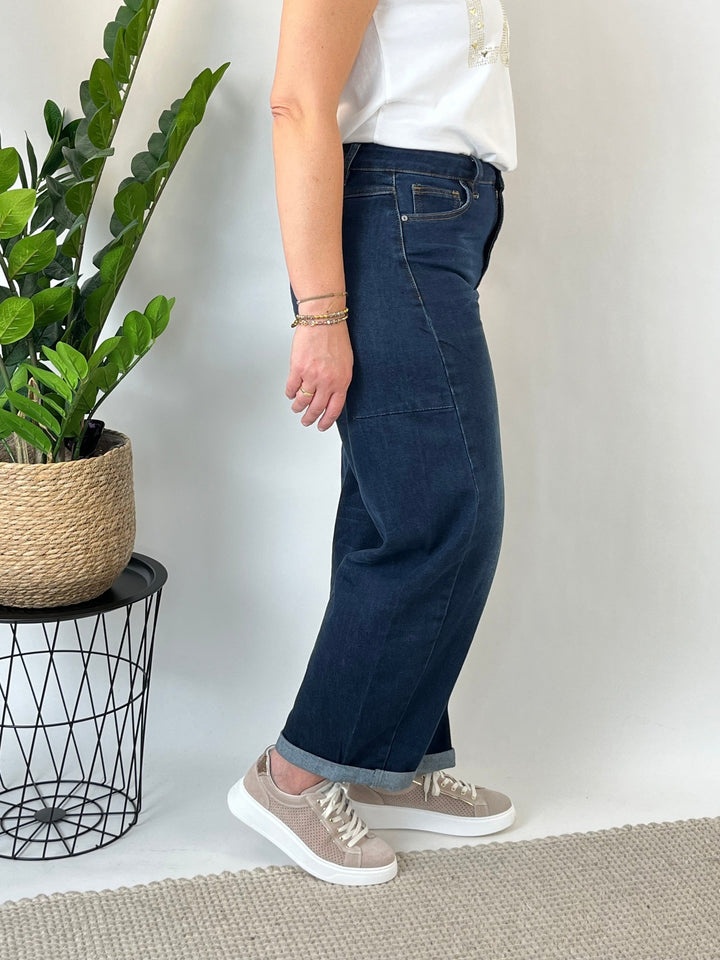 Dunkelblaue Barrel Jeans mit orangefarbenen Kontraststeppnähten und umgeschlagenem Saum