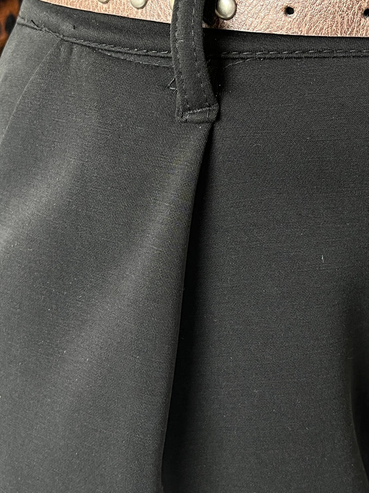 Nahaufnahme des Taillenbands der schwarzen Hose mit Gürtelschlaufe
