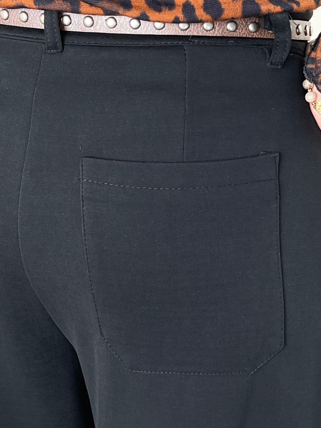 Detailaufnahme schwarzer Hose: Reversetasche mit rechteckiger Naht