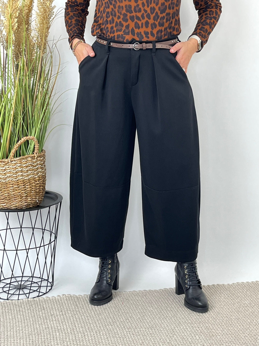 Schwarze Barrelhose Soft Comfort mit weiten Beinen und Bundfalten