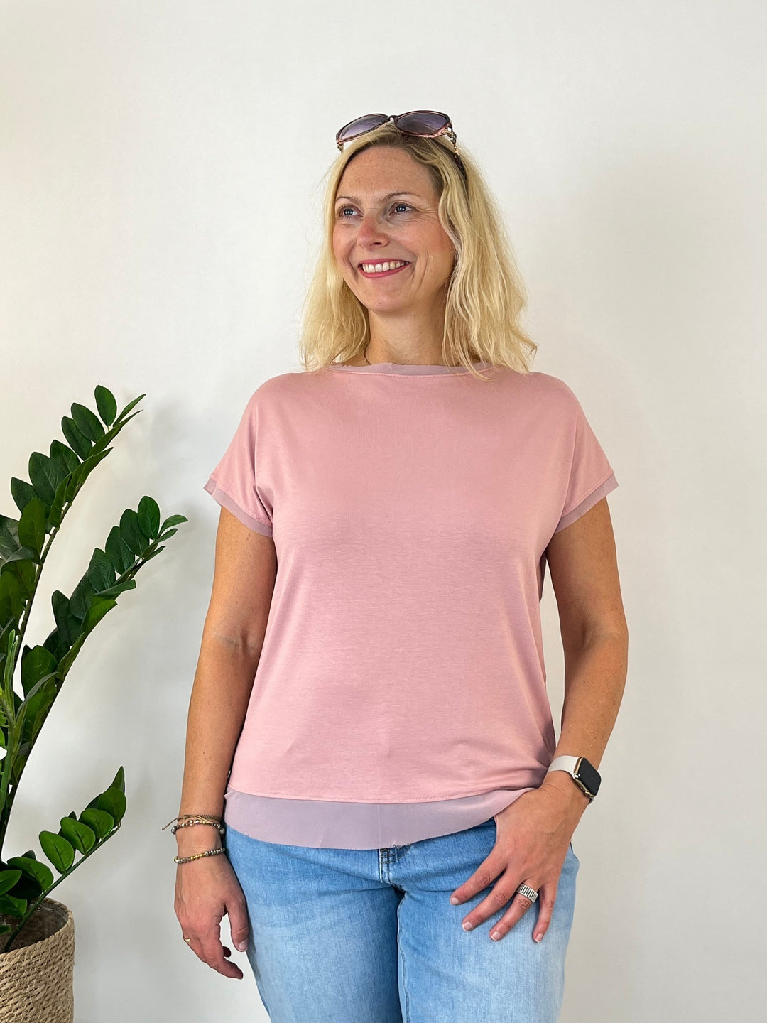 Rosafarbenes Shirt mit Chiffonabschluss an Ärmeln, Frontansicht