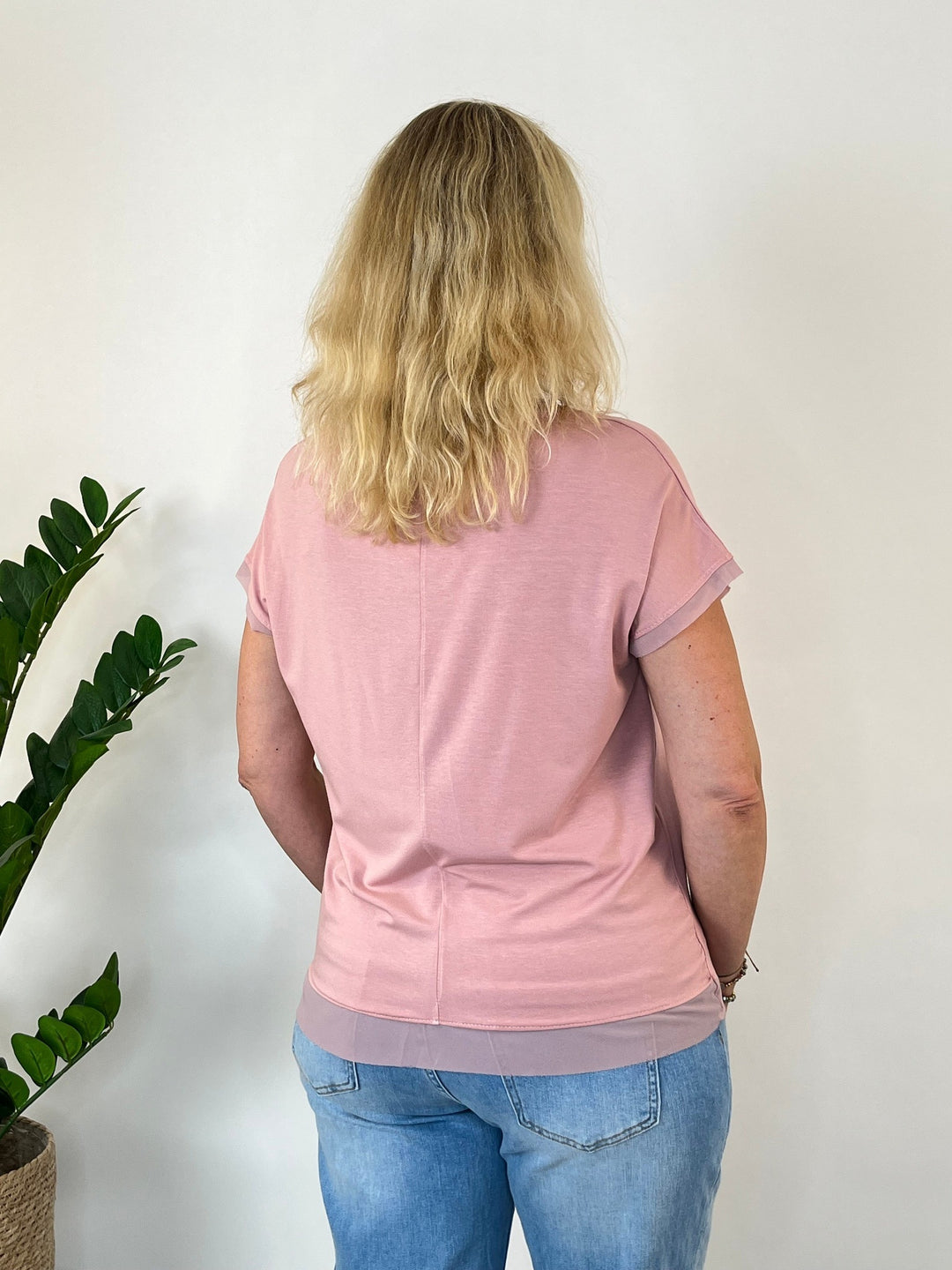 Rosafarbenes Basic-Shirt mit Chiffonabschluss, Rückansicht