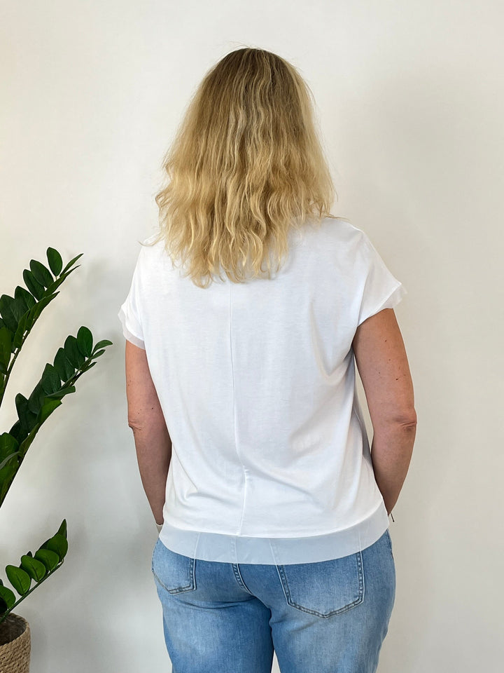 Weißes Basic-Shirt mit transparenter Chiffonkante, Rückansicht