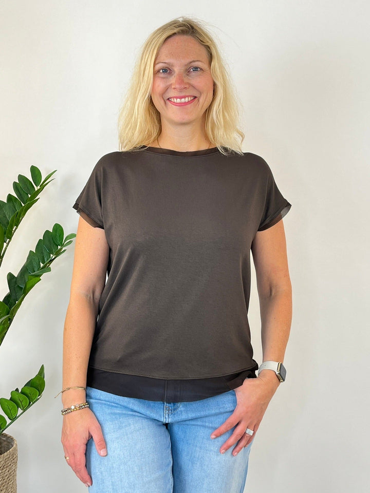 Dunkelbraunes Shirt mit Chiffonkante an Ärmeln und Saum