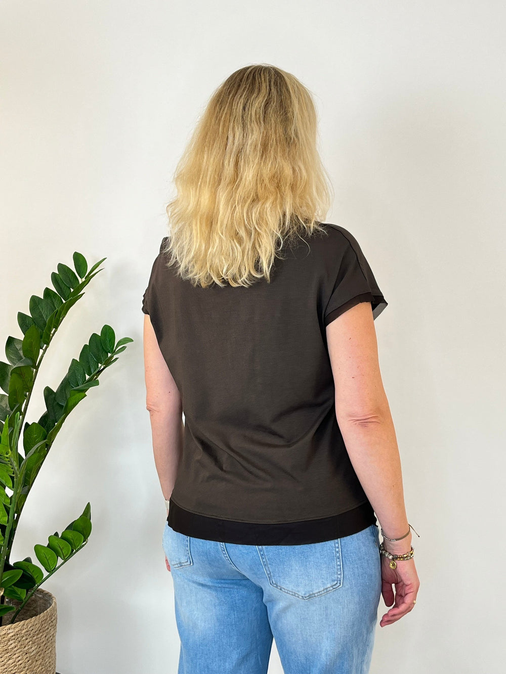 Braunes Shirt mit schwarzem Chiffonbesatz, Rückansicht