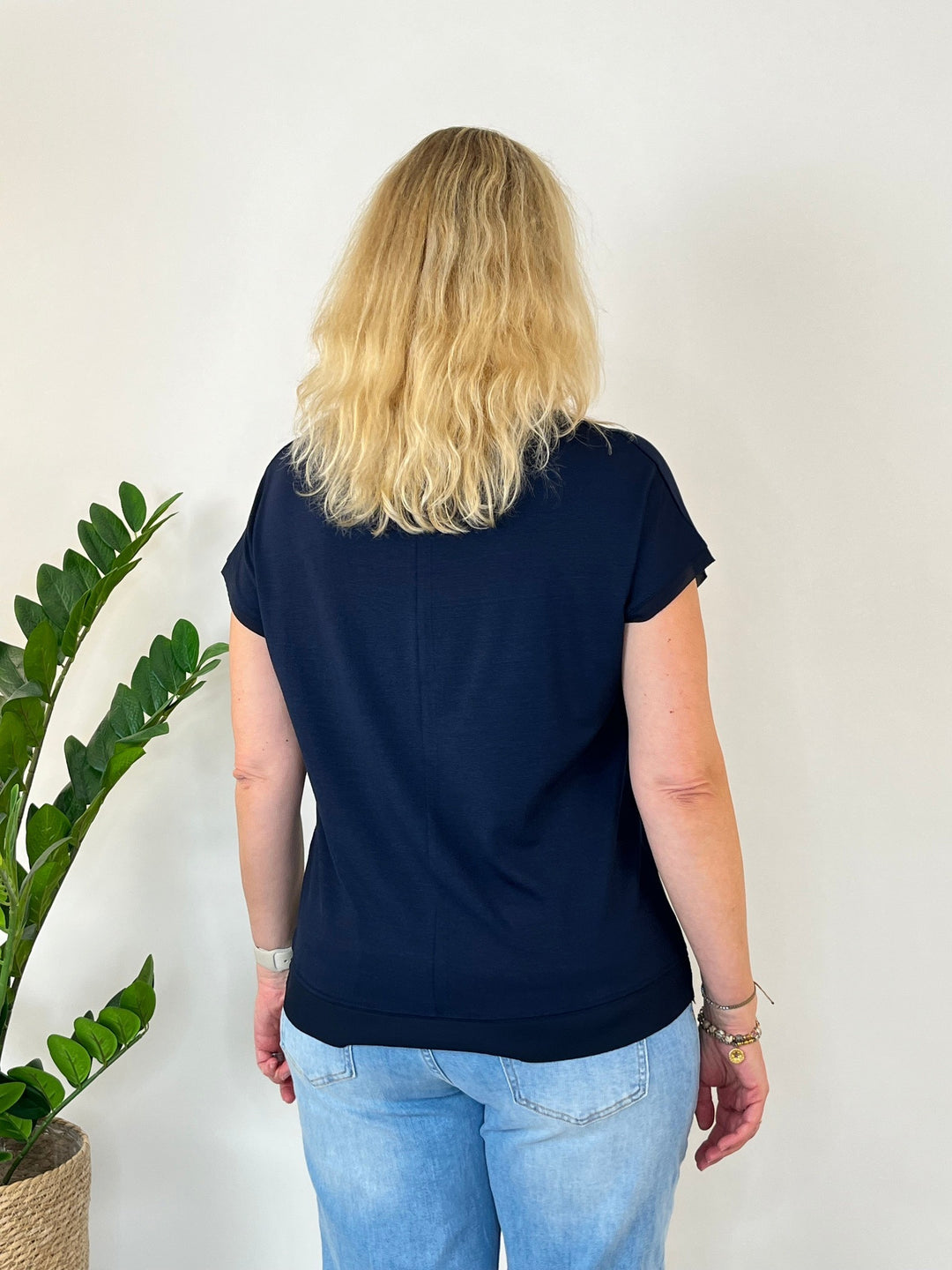 Dunkelblaues Basic-Shirt mit Chiffonkante am Saum, Rückansicht