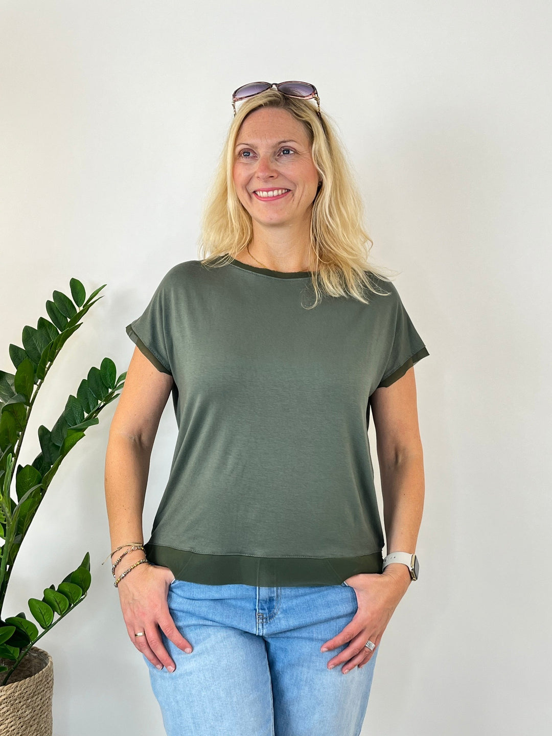 Olivgrünes Top mit Chiffonbesatz, Frontansicht