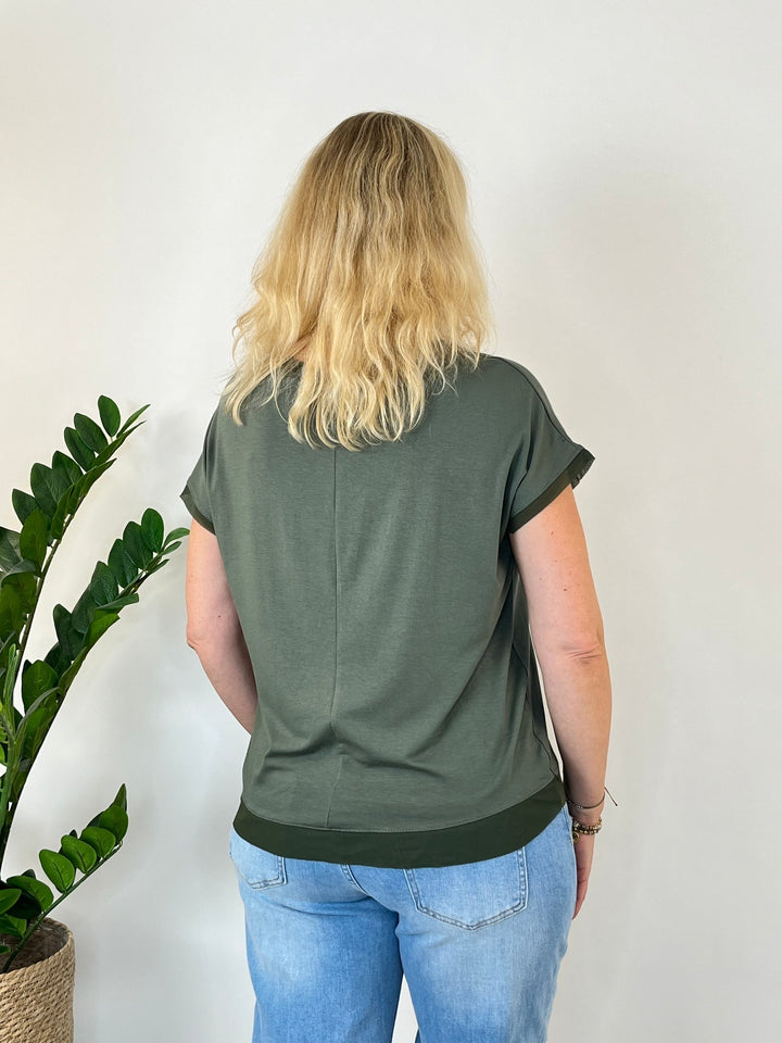 Olivgrünes Shirt mit Chiffonabschluss an Ärmeln, Rückansicht