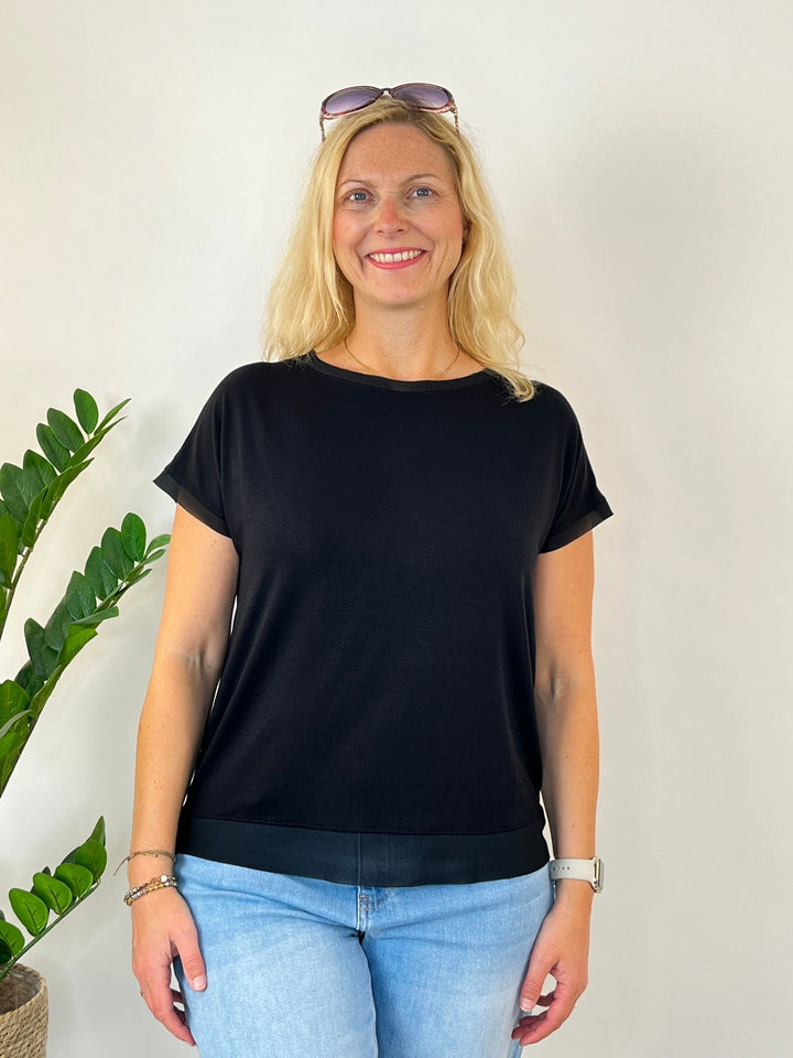 Schwarzes Top mit breiter Chiffonkante, Frontansicht