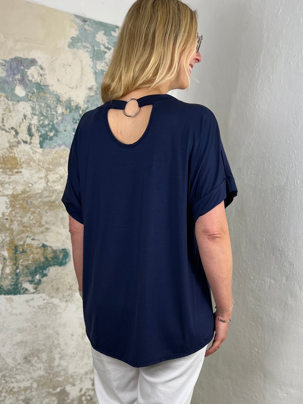 Basicshirt mit Zierring hinten von Bella Vita - Mode &amp; Lifestyle