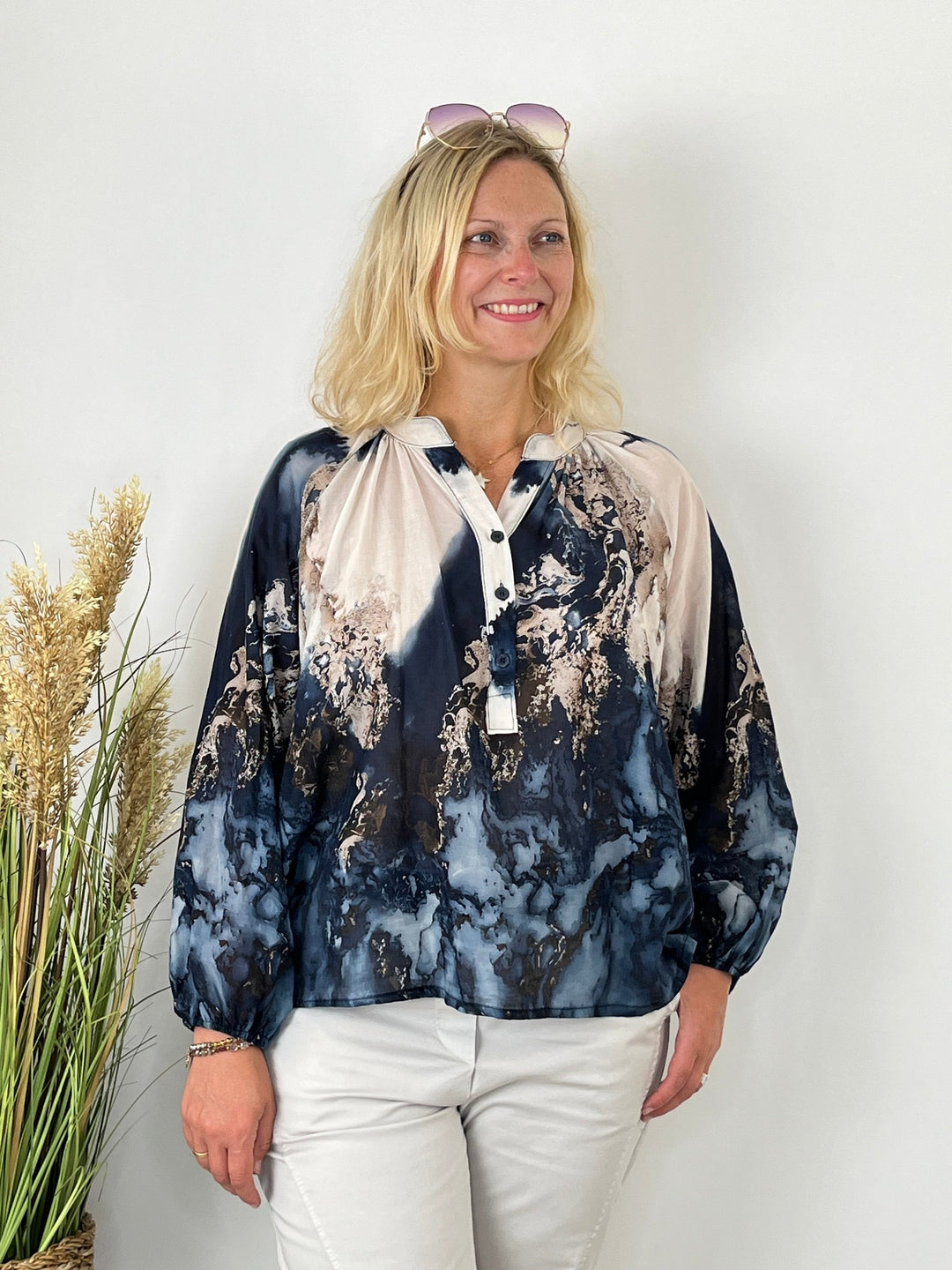 Marine-ecru Baumwollbluse mit Aquarell-Print und V-Ausschnitt
