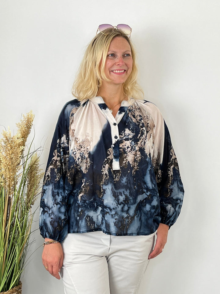Marine-ecru Baumwollbluse mit Aquarell-Print und V-Ausschnitt