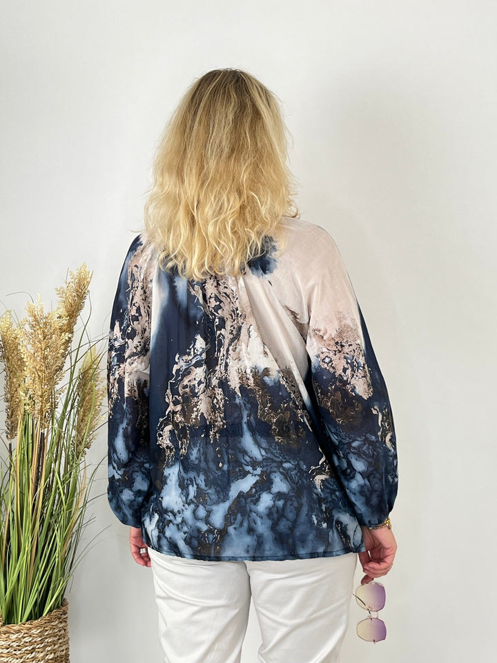 Rückansicht der lockeren Bluse mit elastischen Ärmelbündchen
