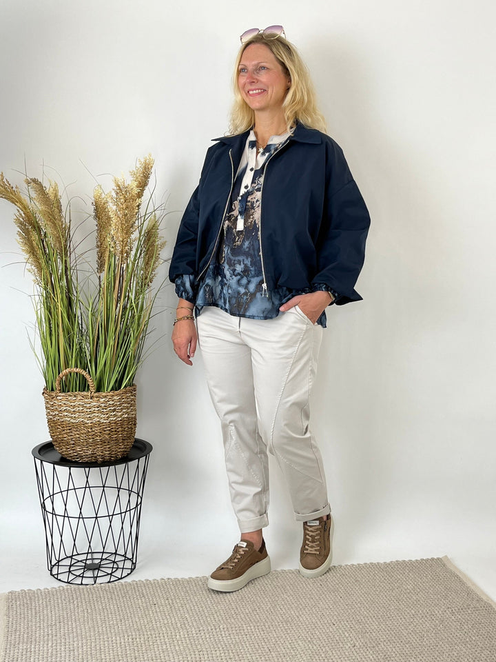 Aquarell-Bluse im Styling mit Jacke und weißen Hosen
