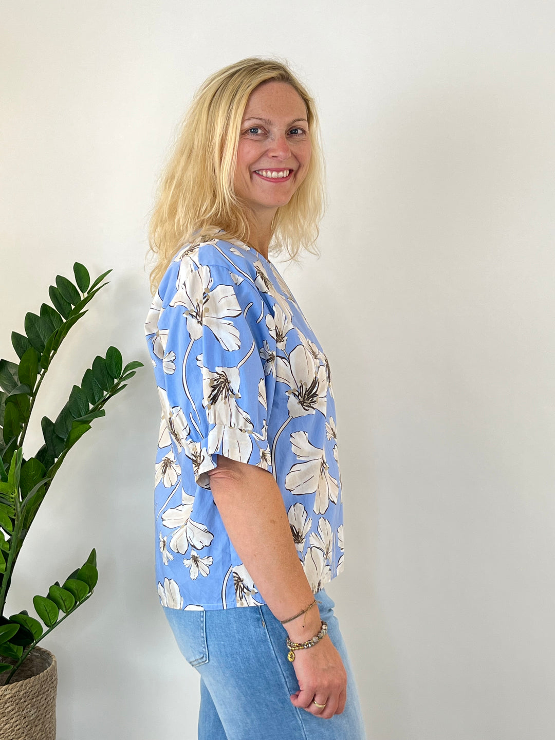 Baumwollbluse "Flower Love", hellblau von Bella Vita - Mode &amp; Lifestyle