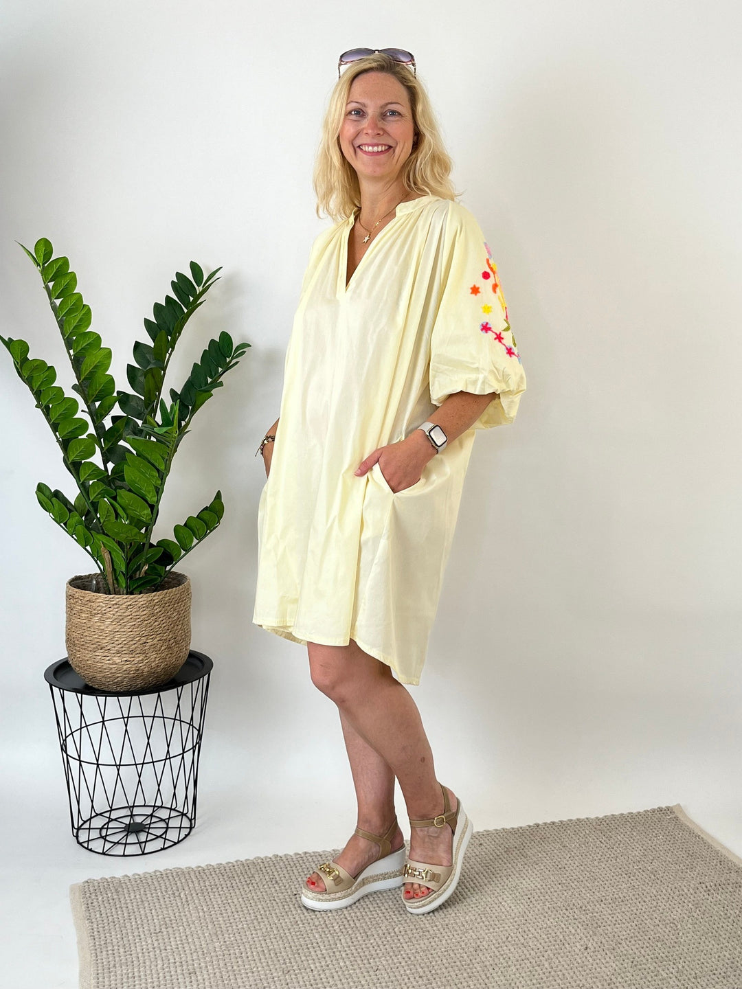 Baumwollkleid mit Stickerei, vanillegelb von Bella Vita - Mode &amp; Lifestyle