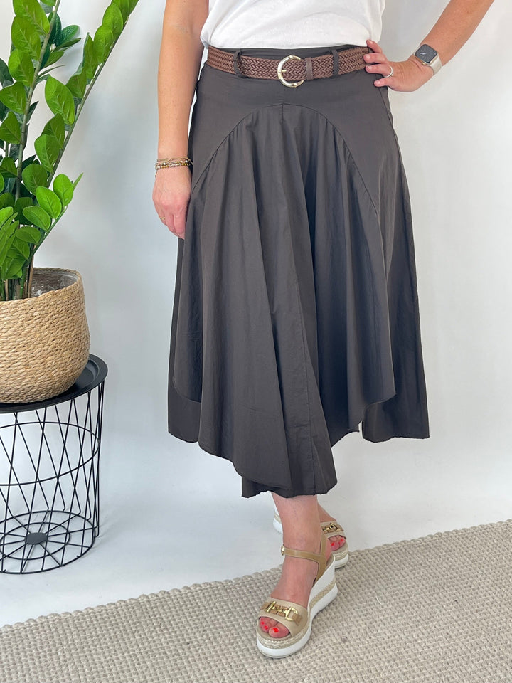 Brauner asymmetrischer Baumwollrock mit Ziergürtel und fließendem Saum