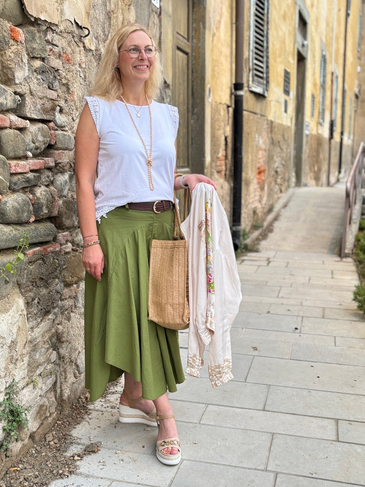 Olivgrüner asymmetrischer Baumwollrock im Outdoor-Look mit weißem Top