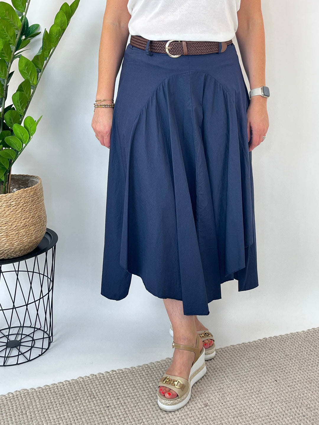 Asymmetrischer Baumwollrock marine mit Ziergürtel und fließendem Saum