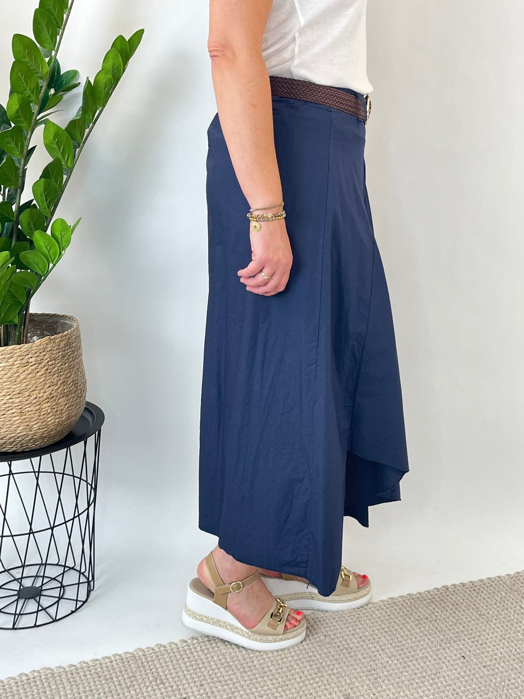 Navy Blau asymmetrischer Rock Seitenansicht mit weichen Falten