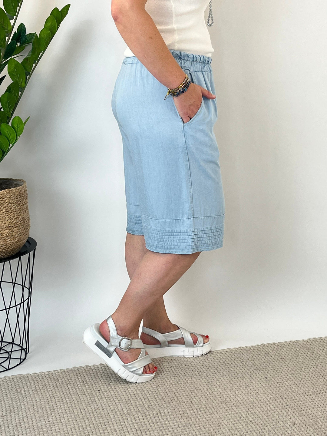 Seitenansicht blaue Shorts mit elastischem Bund und Eingrifftasche