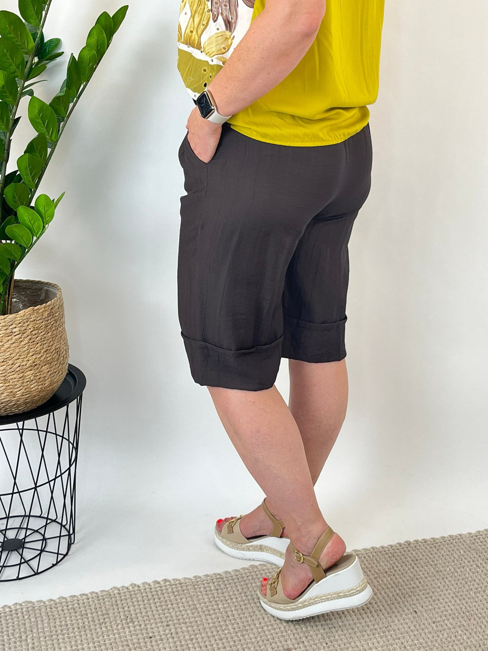 Dunkelbraune Bermuda-Shorts mit gerolltem Saum und elastischem Bund