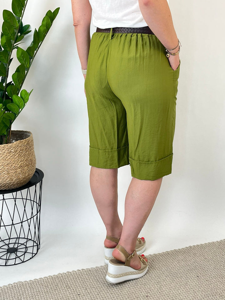 Rückansicht olivgrüner Bermuda-Shorts mit strukturierter Stoffware und dehnbarer Taille